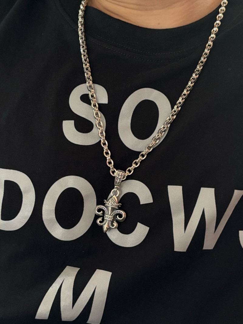 Ch*0me He**ts necklaces